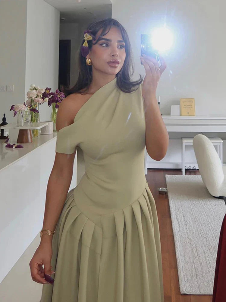 Beautifully Finished Dress in a Timeless Design