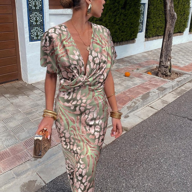 Well Tailored Dress with a Graceful Silhouette