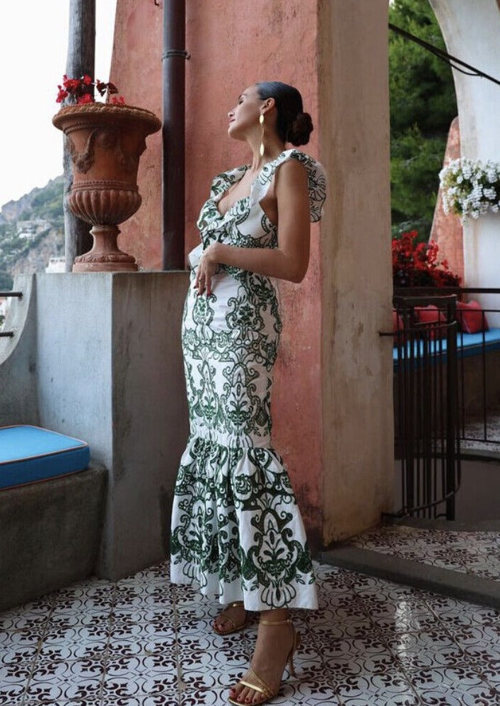Well Tailored Dress with a Graceful Silhouette