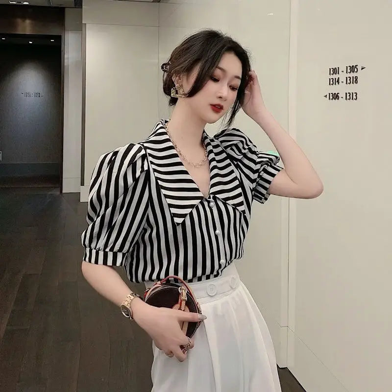 Effortlessly Elegant Blouse with a Timeless Design