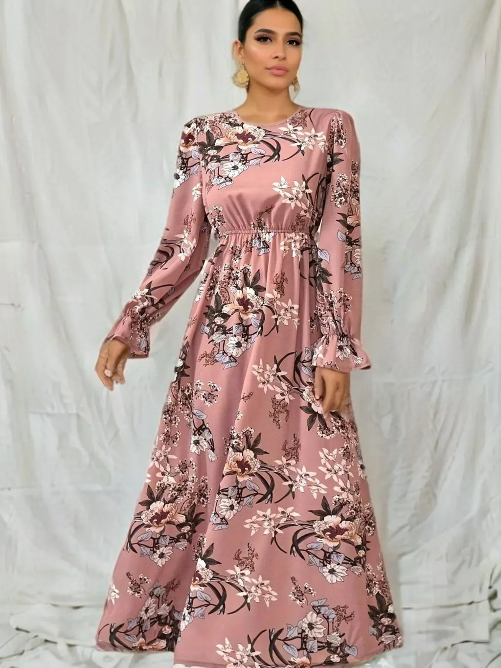 Beautifully Finished Dress in a Timeless Design