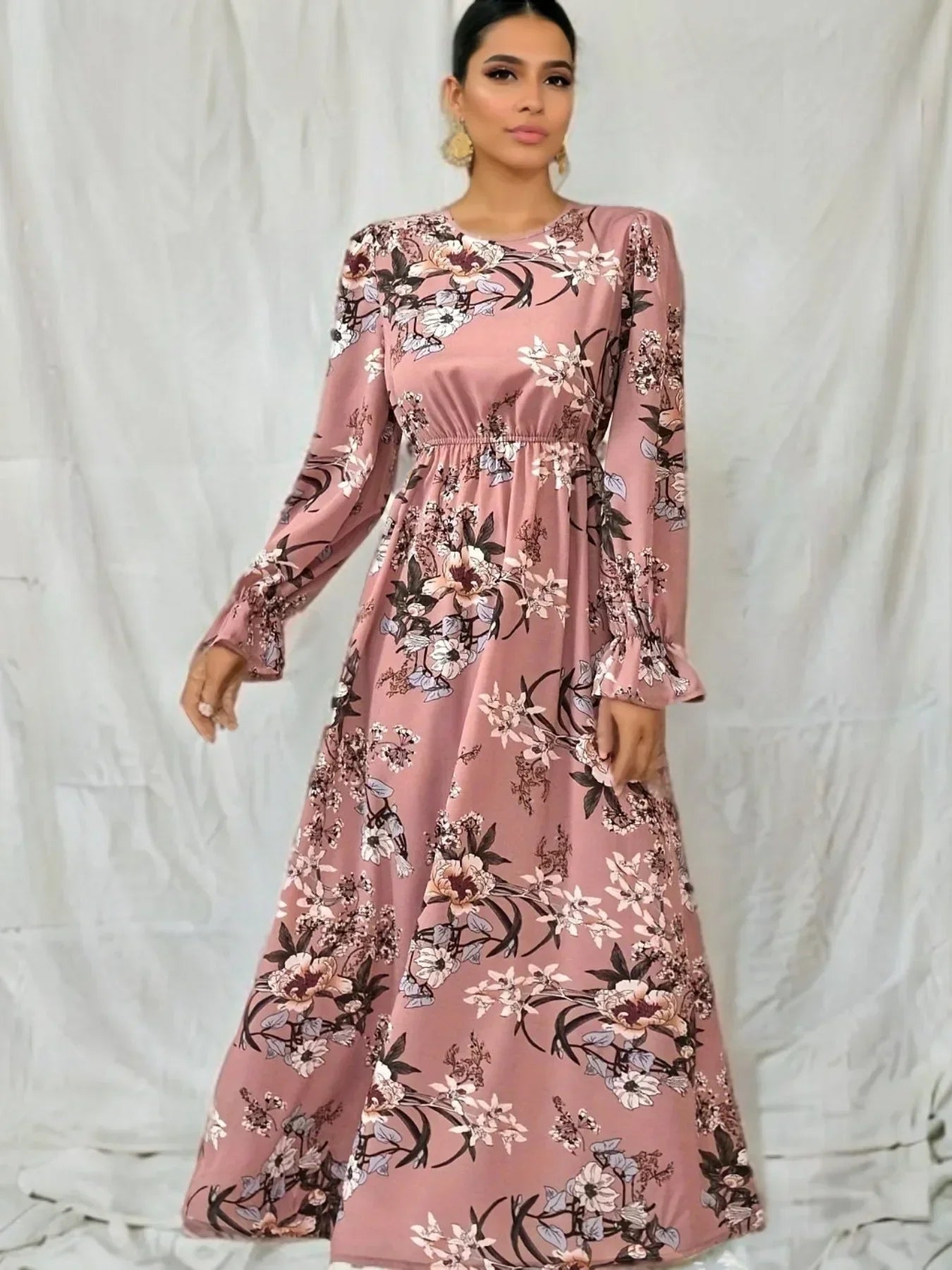 Beautifully Finished Dress in a Timeless Design