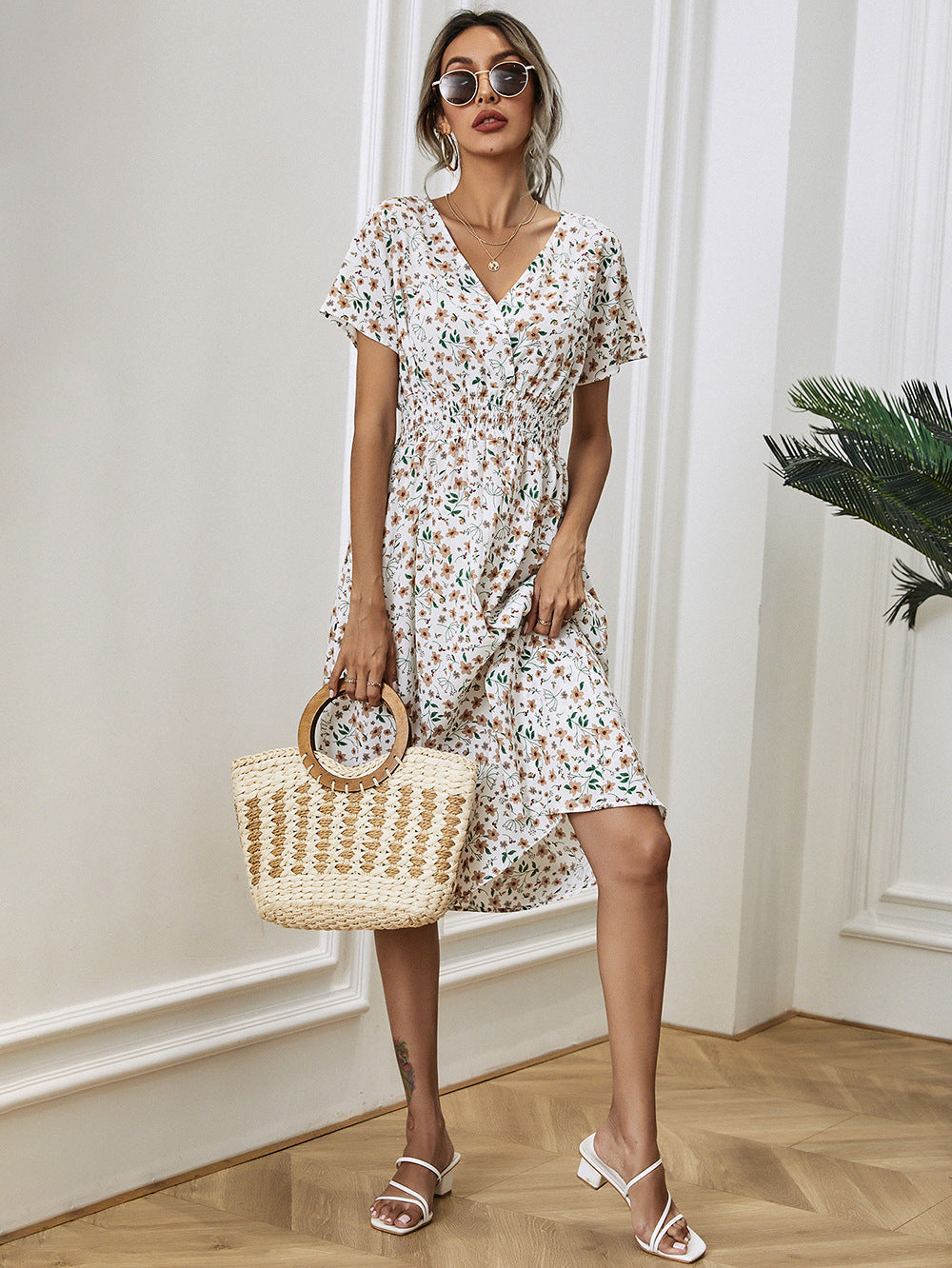 Effortlessly Elegant Dress with a Timeless Design