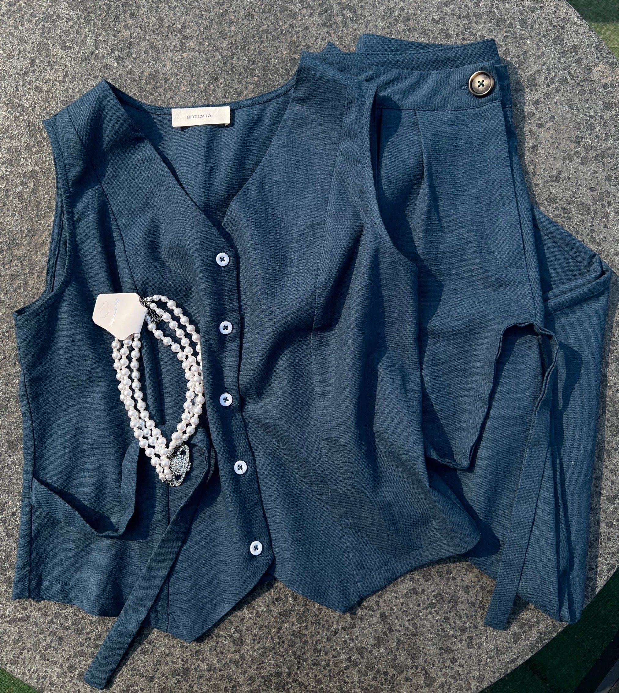 Elegantly Styled Trousers for Everyday Wear