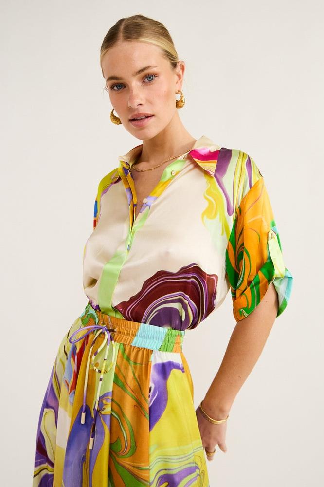 Effortlessly Elegant Blouse with a Timeless Design