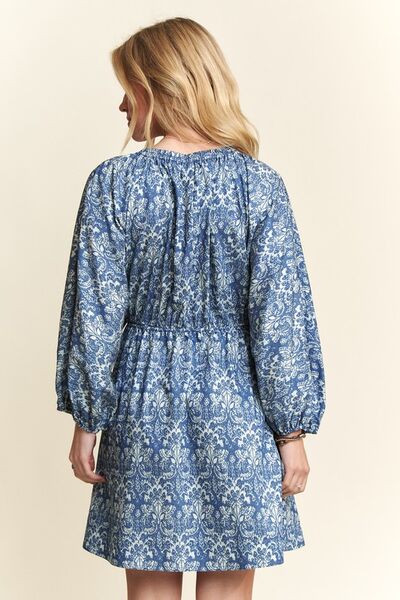 Effortlessly Elegant Dress with a Timeless Design