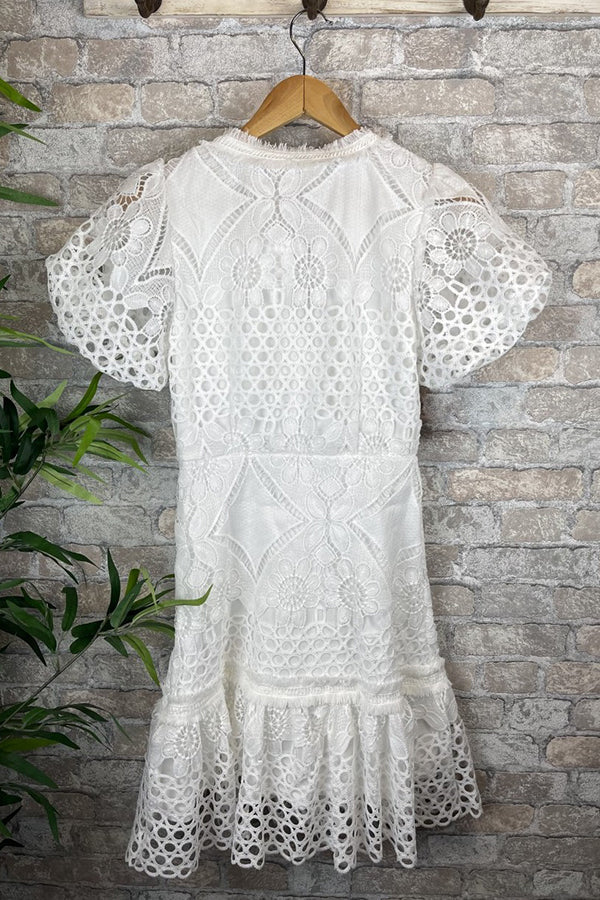 Effortlessly Elegant Dress with a Timeless Design