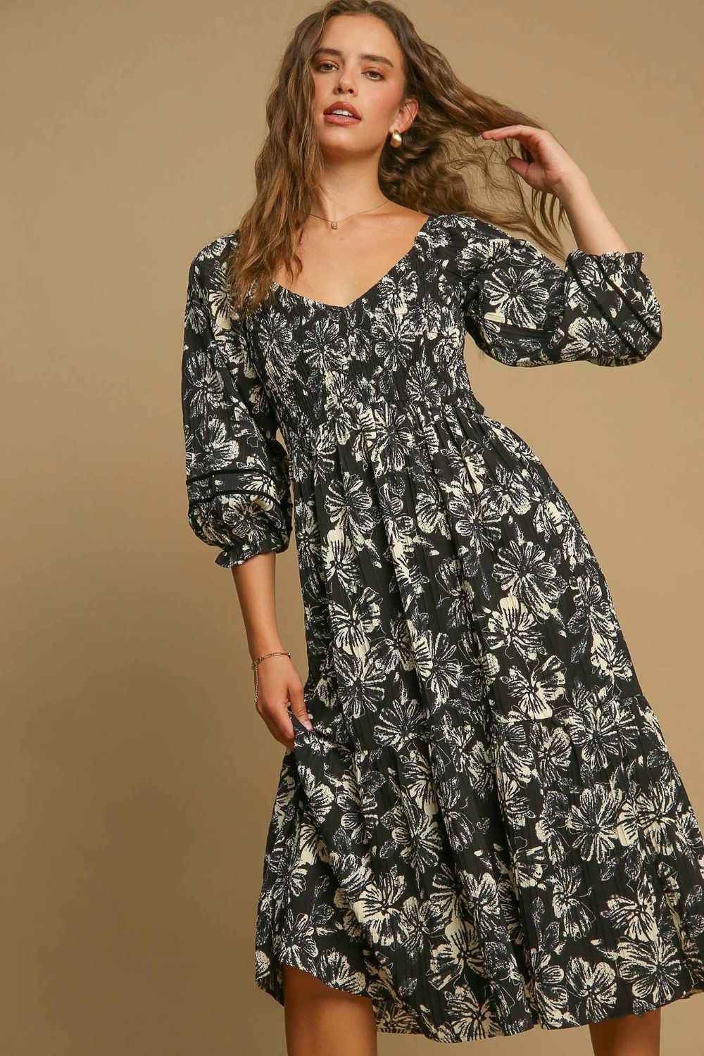 Effortlessly Elegant Dress with a Timeless Design