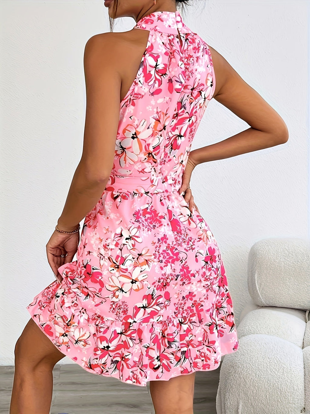 Effortlessly Elegant Dress with a Timeless Design
