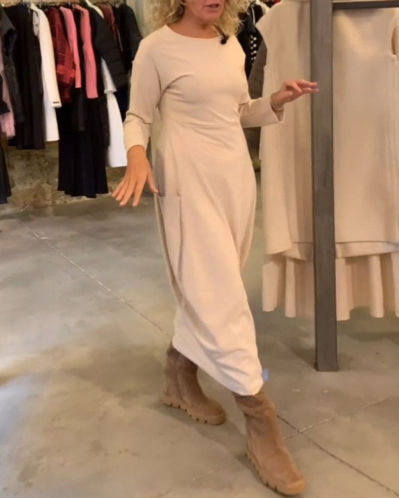 Beautifully Finished Dress in a Timeless Design