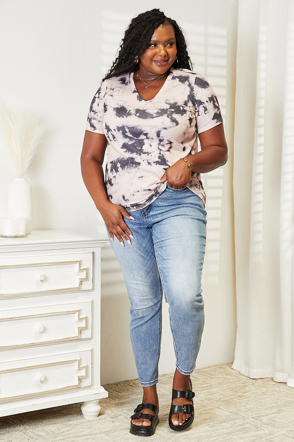 Effortlessly Elegant T-Shirt with a Timeless Design