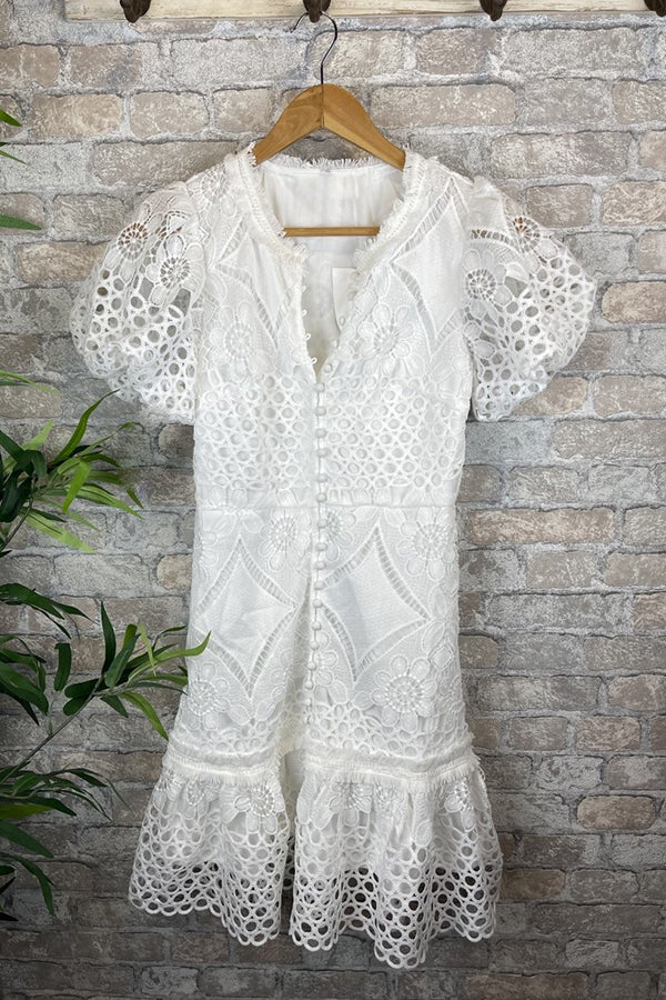 Effortlessly Elegant Dress with a Timeless Design