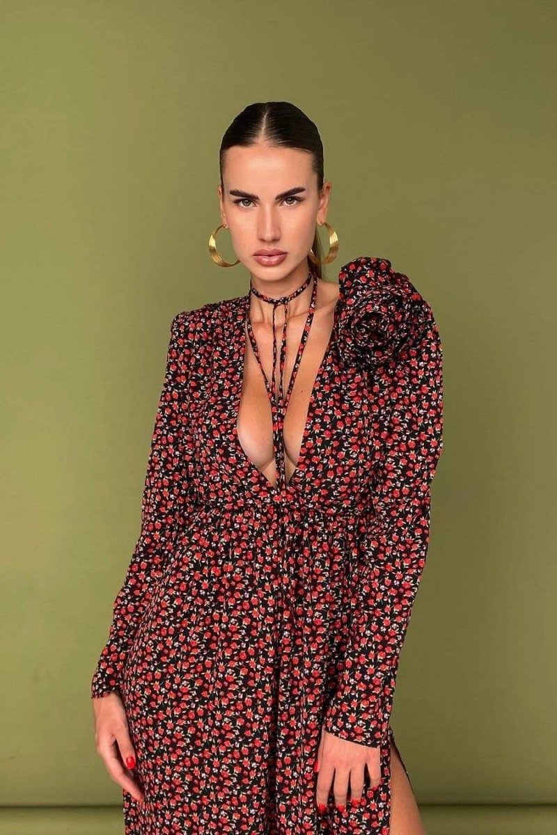 Beautifully Finished Dress in a Timeless Design