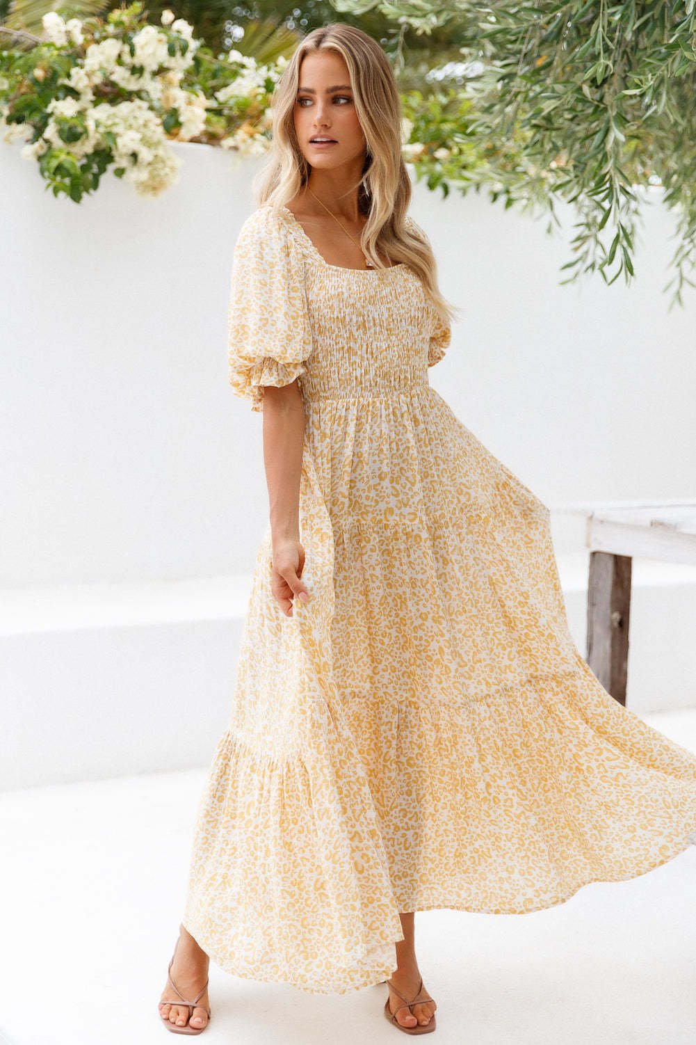 Effortlessly Elegant Dress with a Timeless Design