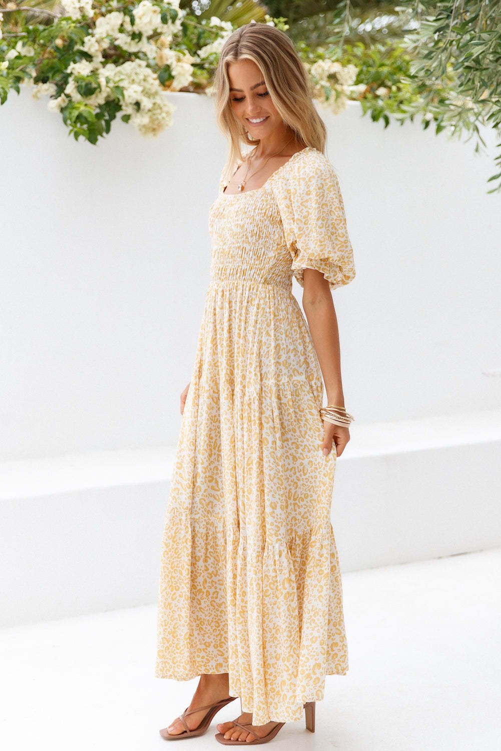 Effortlessly Elegant Dress with a Timeless Design