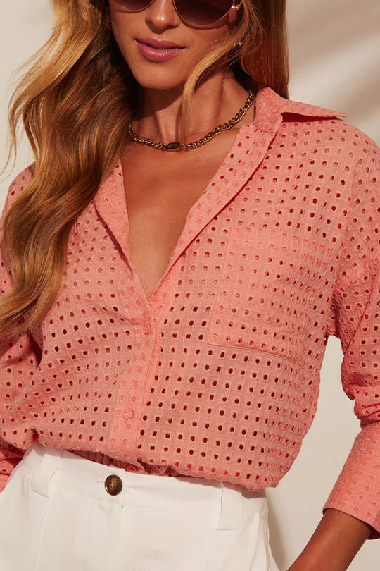 Effortlessly Elegant Shirt with a Timeless Design