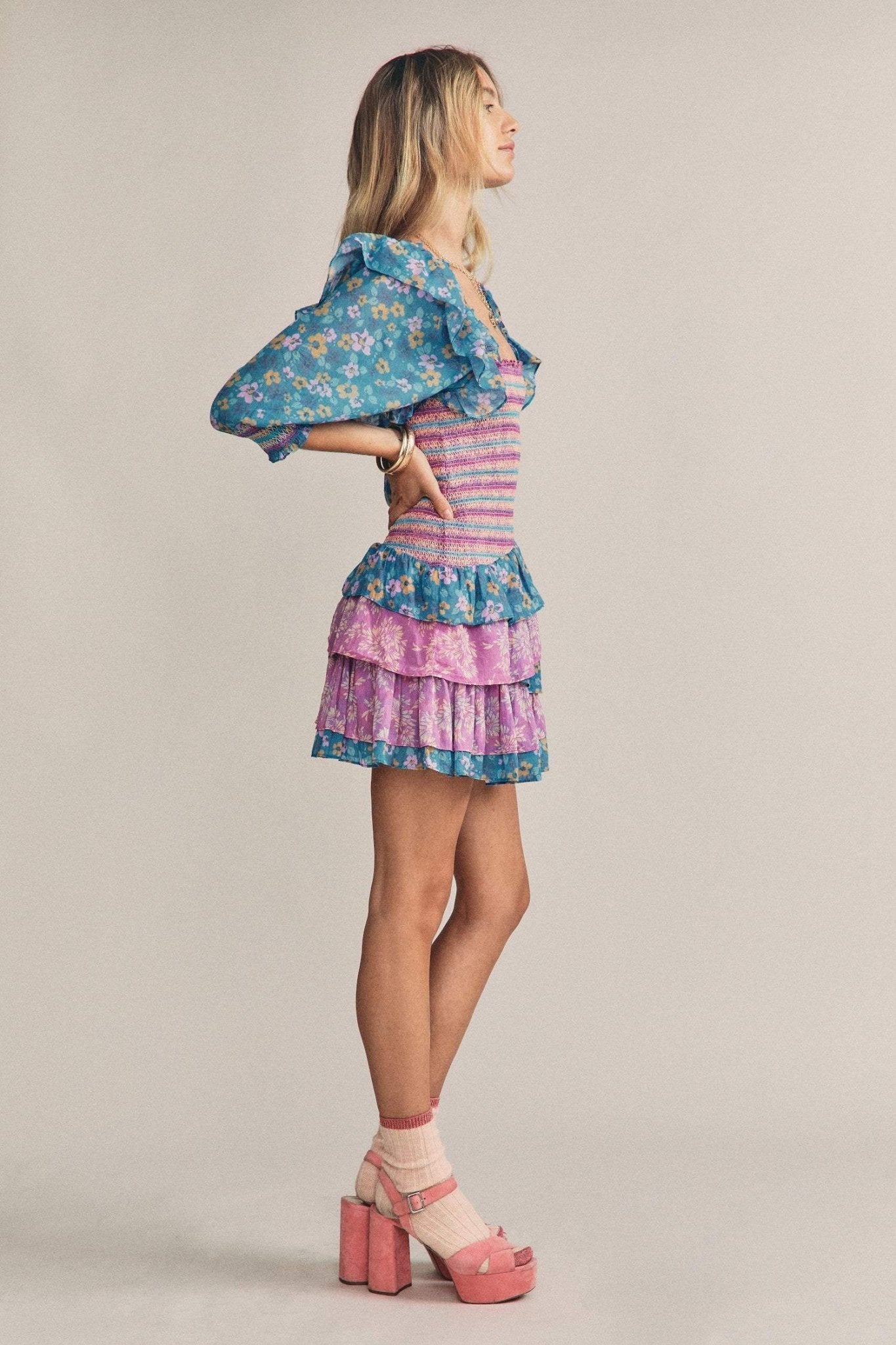 Effortlessly Elegant Dress with a Timeless Design