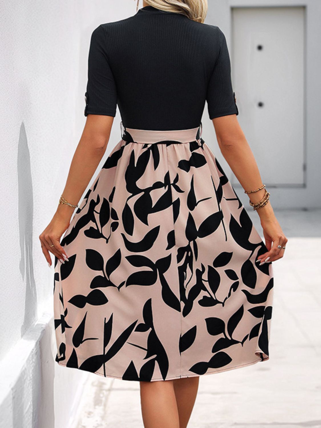 Effortlessly Elegant Dress with a Timeless Design