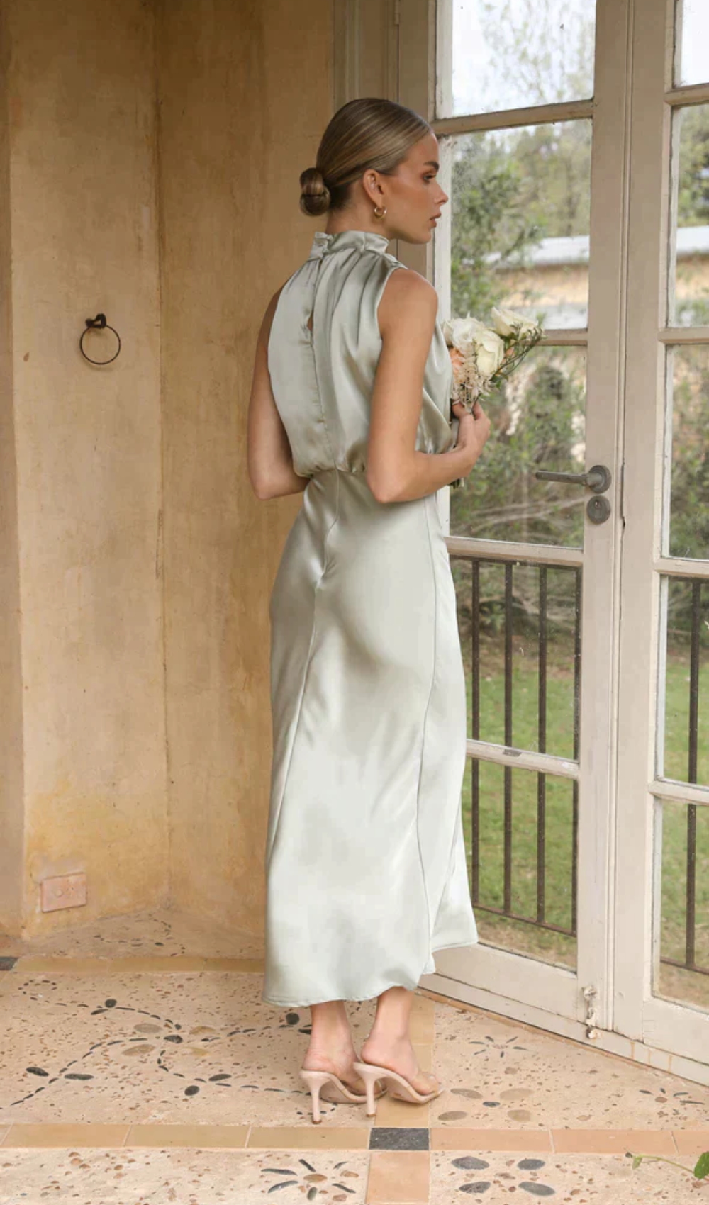 Beautifully Finished Dress in a Timeless Design