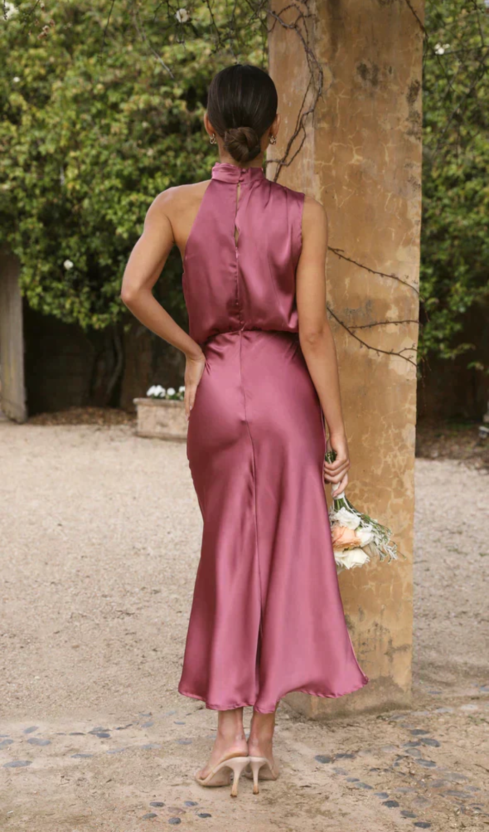 Beautifully Finished Dress in a Timeless Design