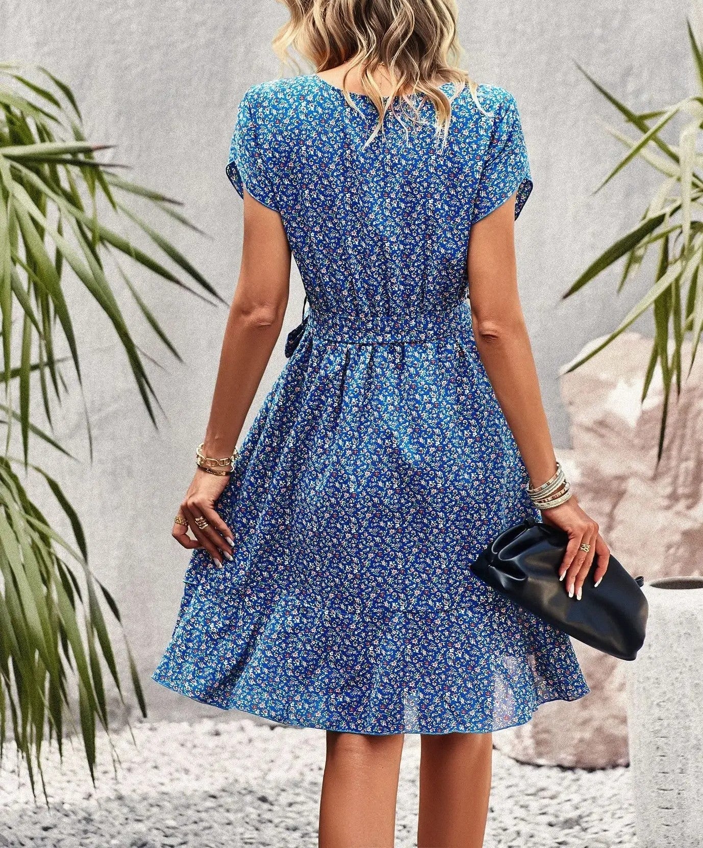 Effortlessly Elegant Dress with a Timeless Design