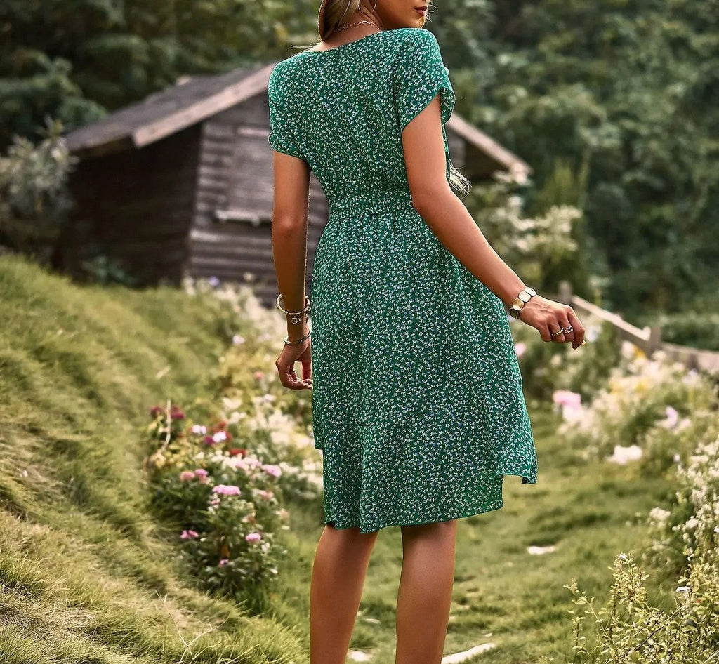 Effortlessly Elegant Dress with a Timeless Design