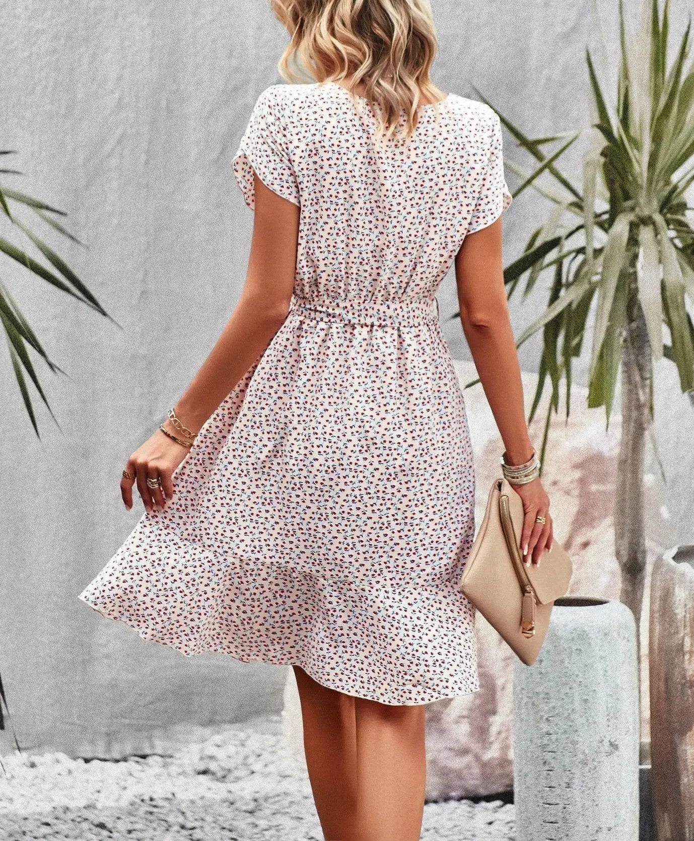 Effortlessly Elegant Dress with a Timeless Design