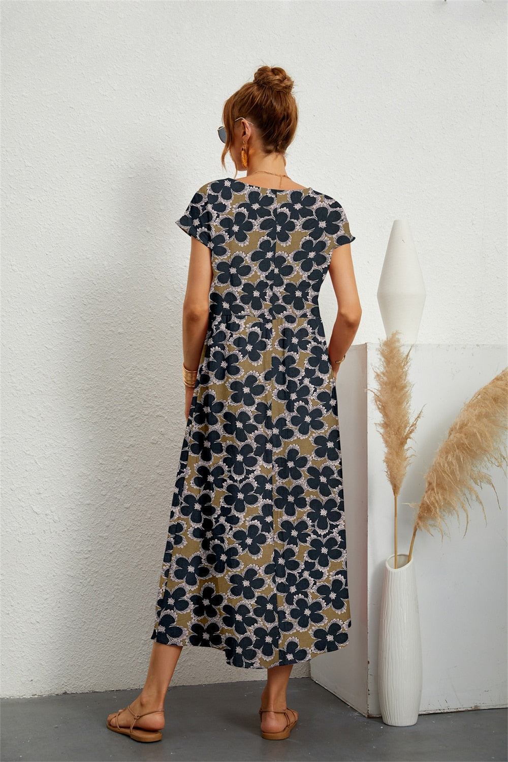 Beautifully Finished Dress in a Timeless Design