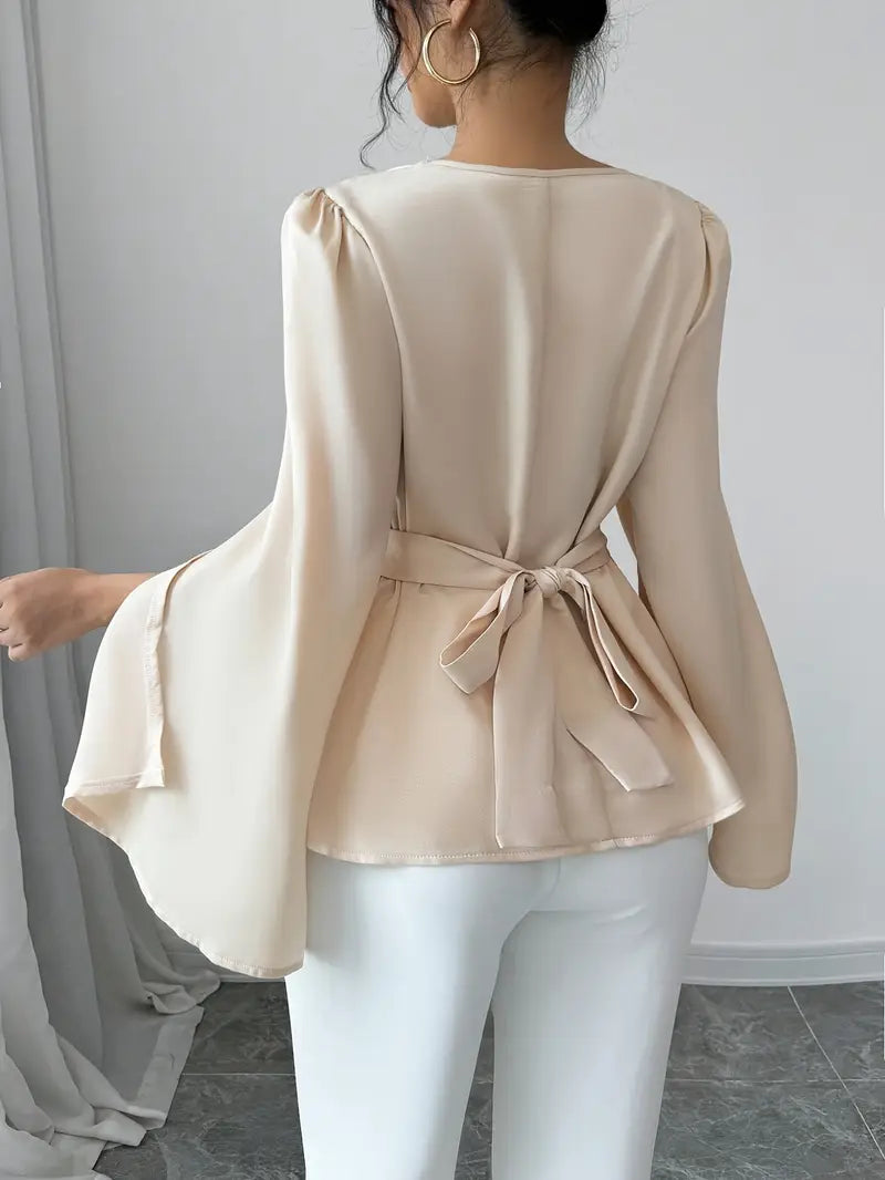 Well Tailored Blouse with a Graceful Silhouette