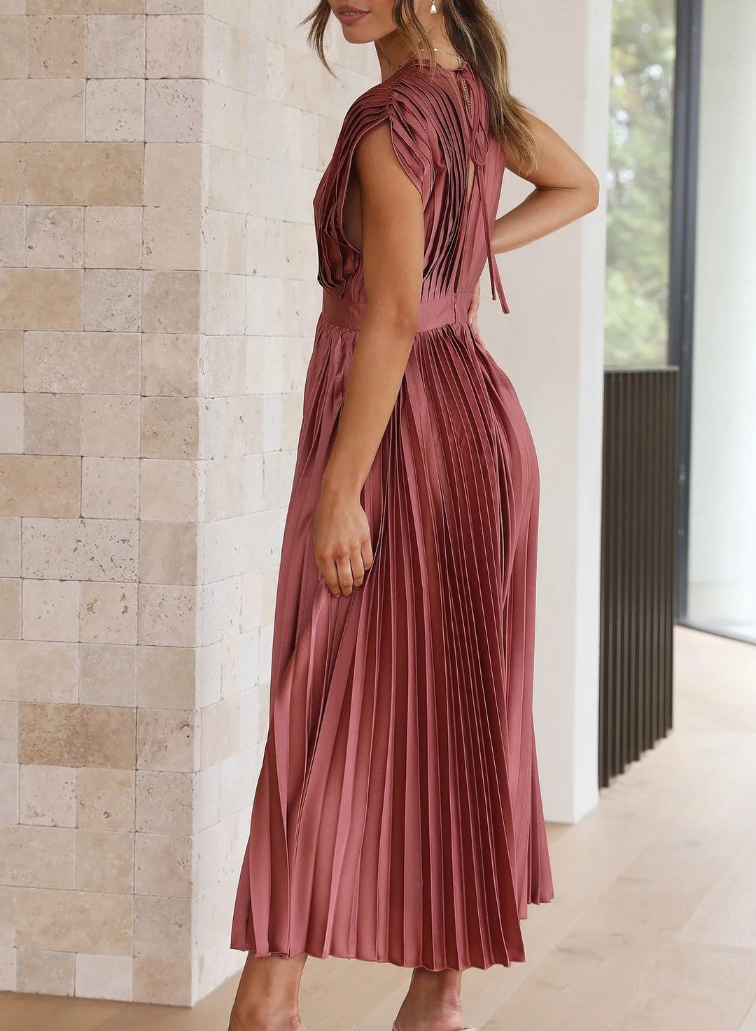 Effortlessly Elegant Dress with a Timeless Design