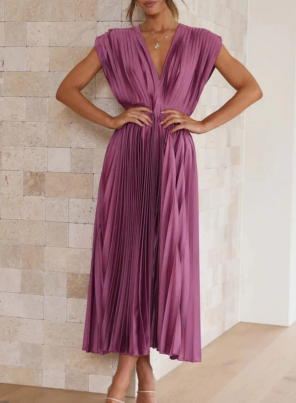 Effortlessly Elegant Dress with a Timeless Design