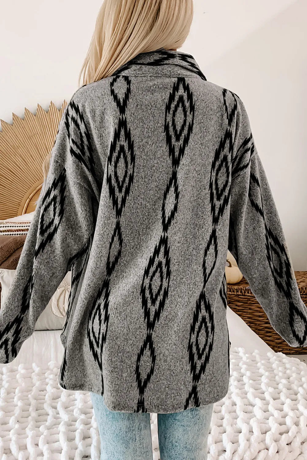 Effortlessly Elegant Jacket with a Timeless Design