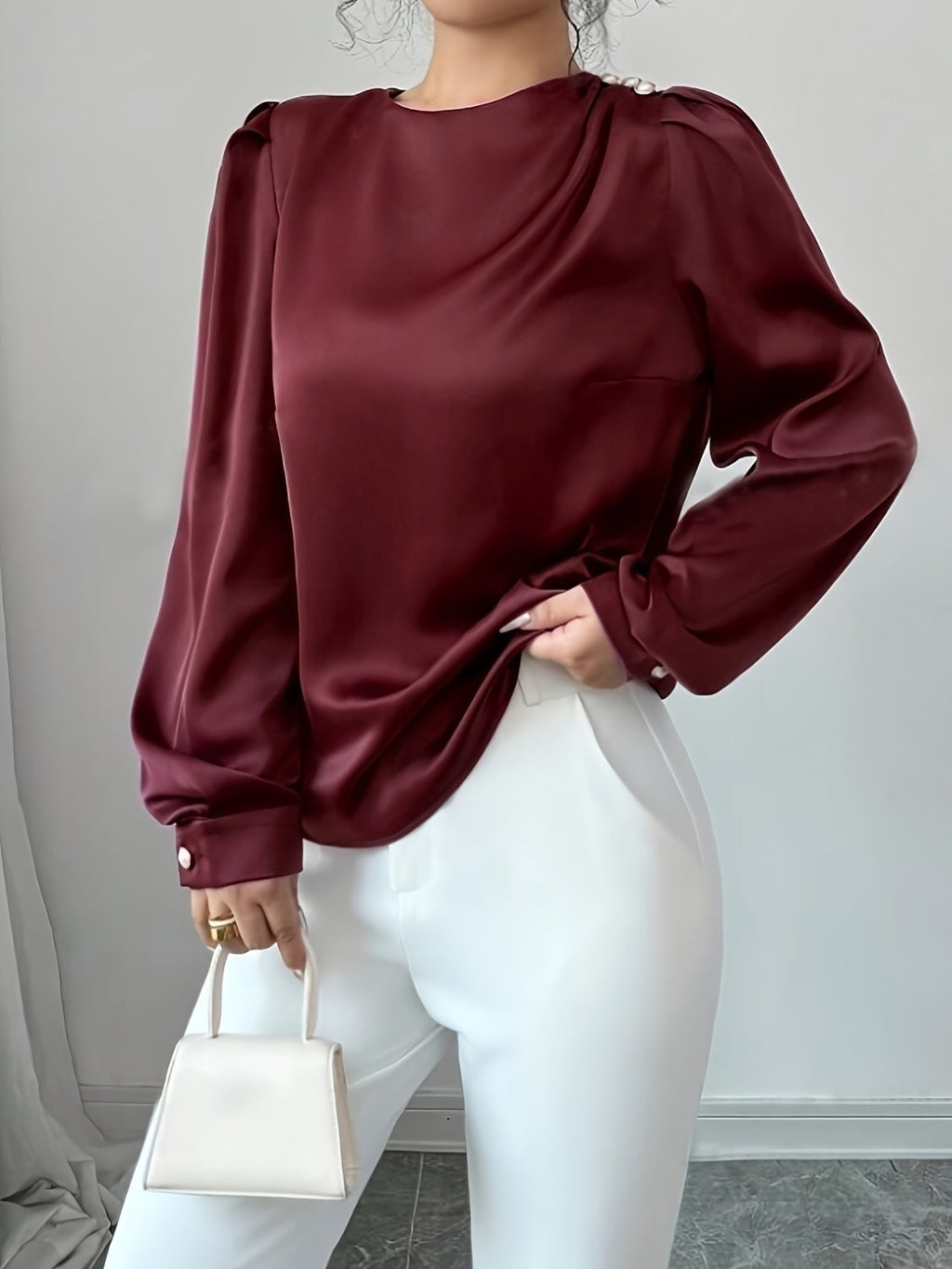 Well Tailored Blouse with a Graceful Silhouette