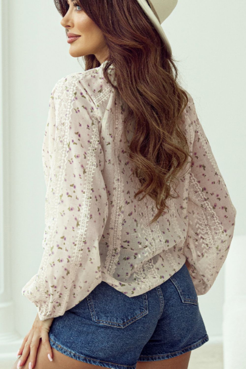 Effortlessly Elegant Blouse with a Timeless Design