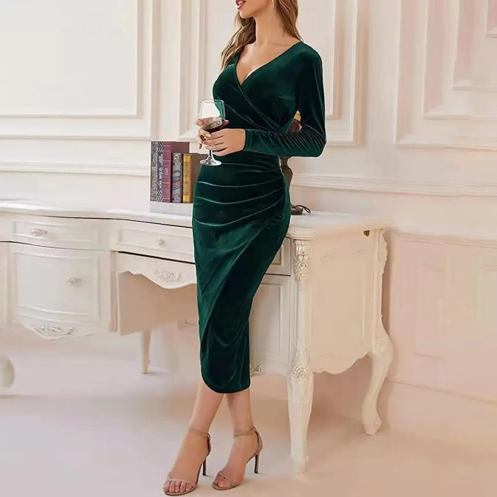 Beautifully Finished Dress in a Timeless Design