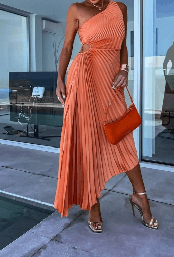 Well Tailored Dress with a Graceful Silhouette