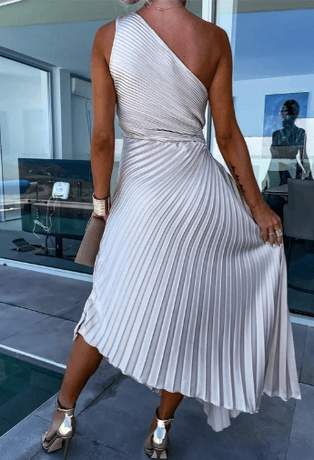 Well Tailored Dress with a Graceful Silhouette