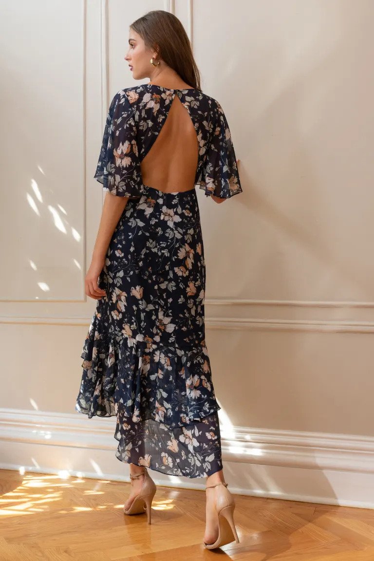 Effortlessly Elegant Dress with a Timeless Design