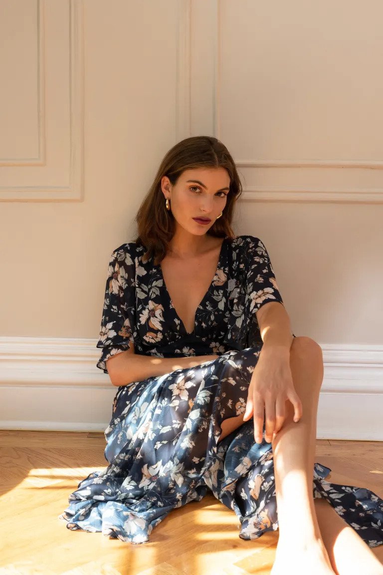 Effortlessly Elegant Dress with a Timeless Design