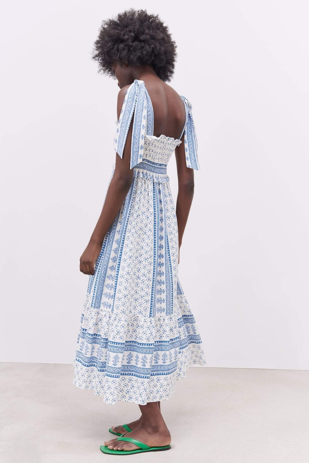 Beautifully Finished Dress in a Timeless Design