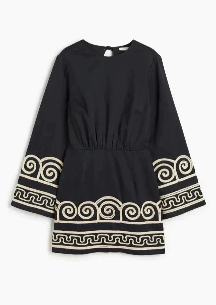 Well Tailored Dress with a Graceful Silhouette