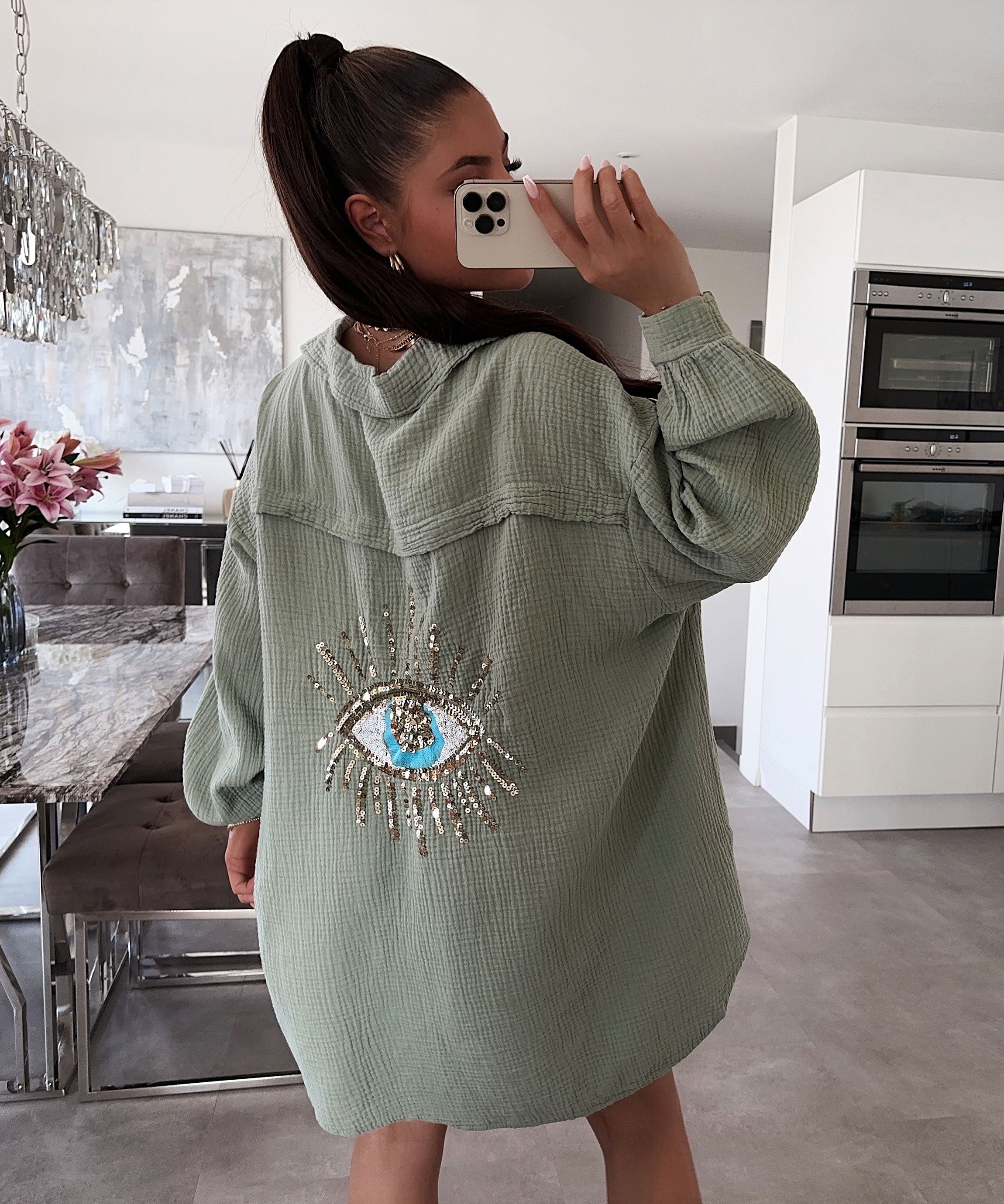 Effortlessly Elegant Blouse with a Timeless Design