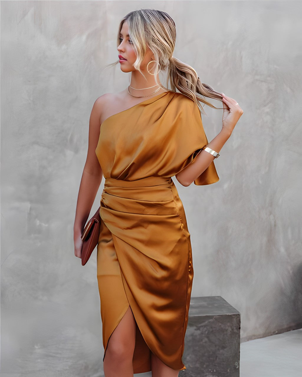 Beautifully Finished Dress in a Timeless Design