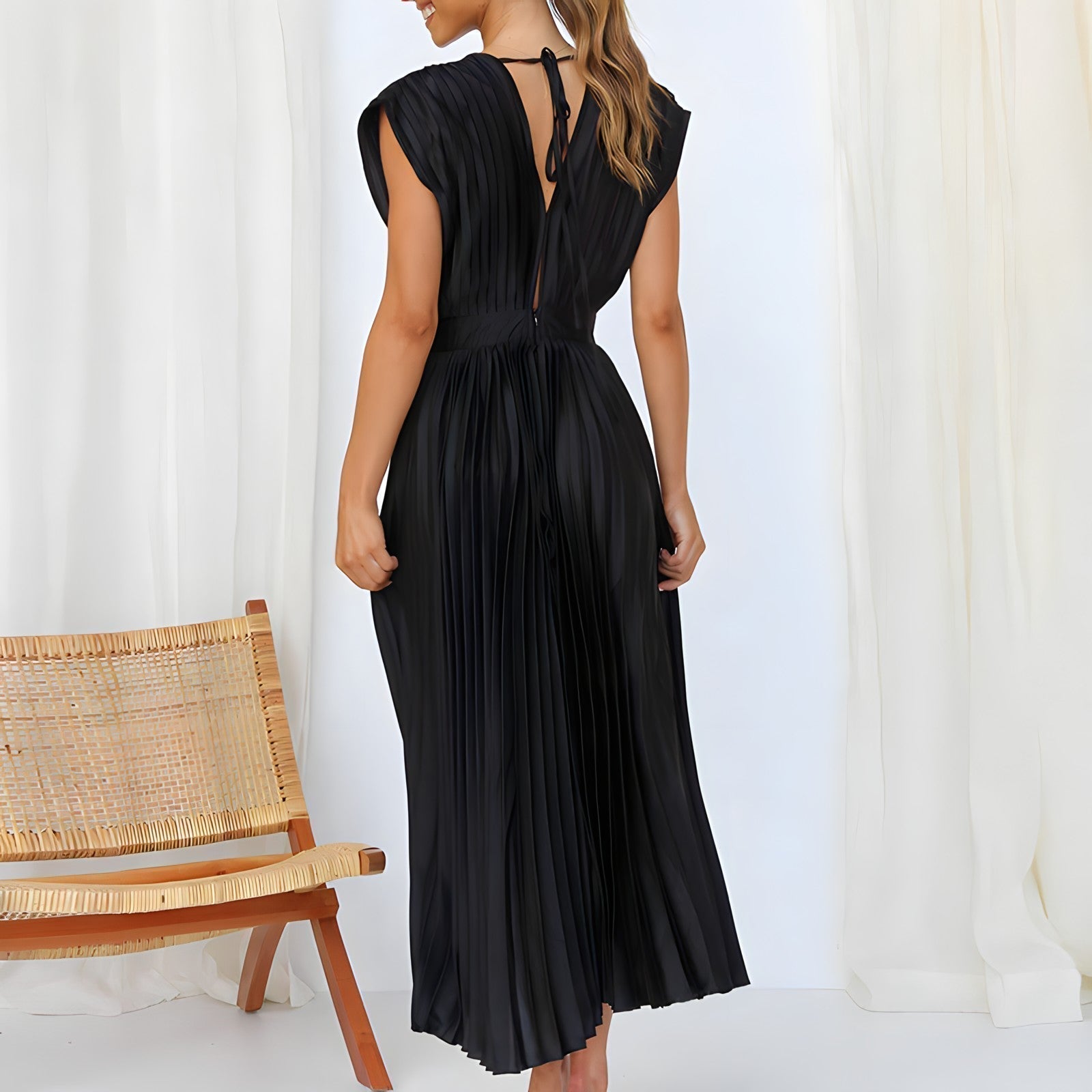 Beautifully Finished Dress in a Timeless Design