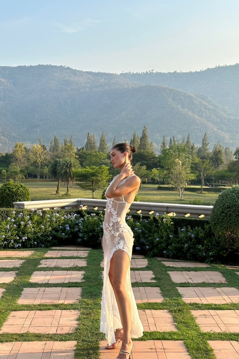 Well Tailored Dress with a Graceful Silhouette