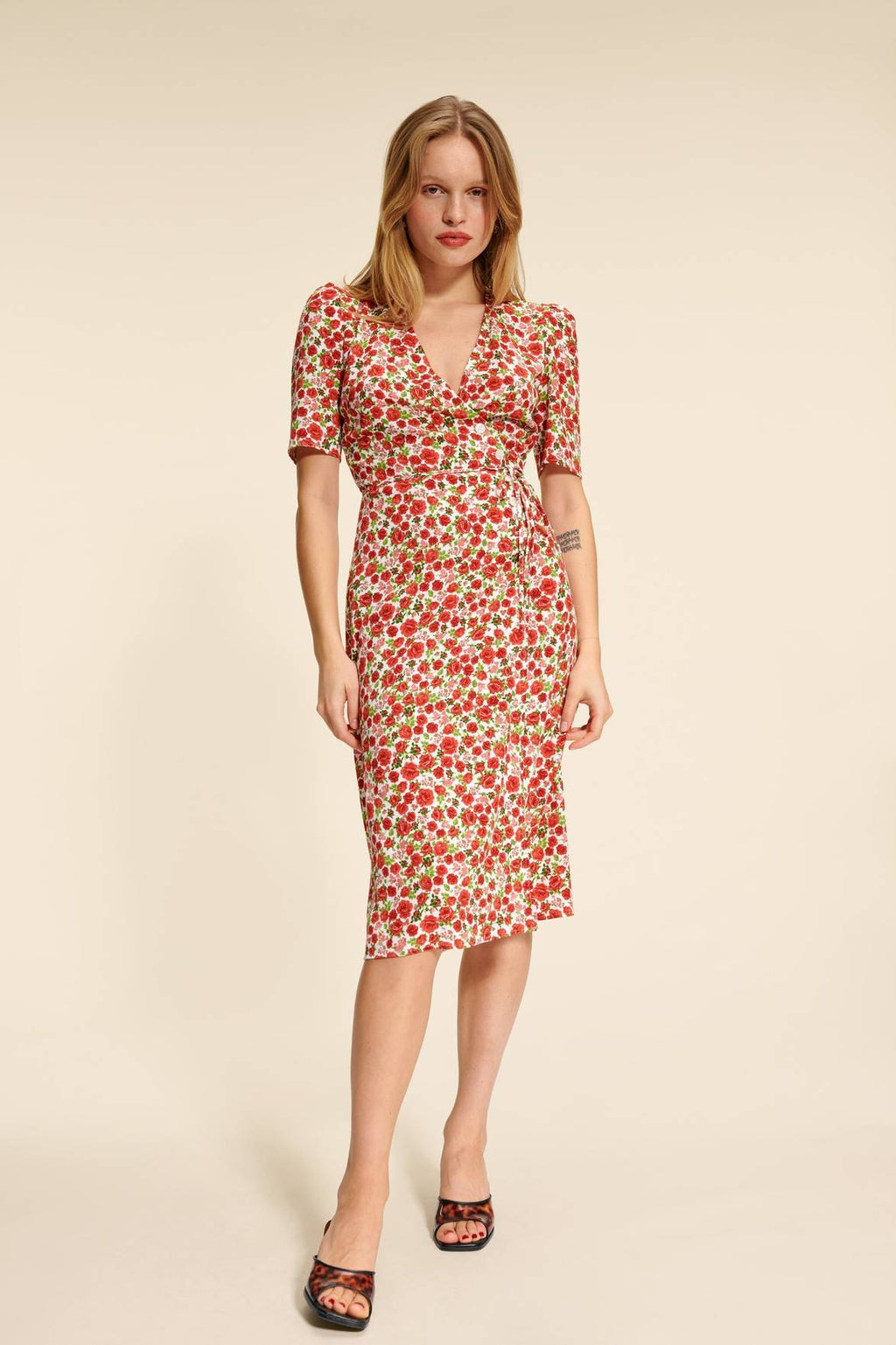 Beautifully Finished Dress in a Timeless Design
