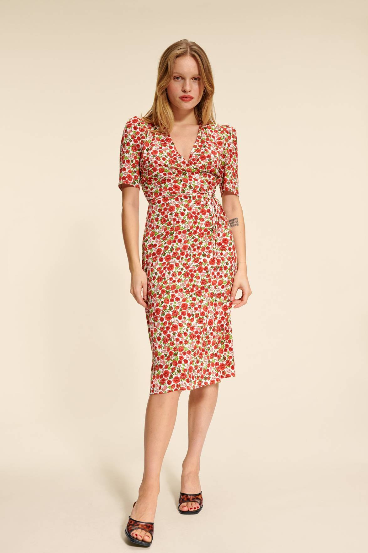 Beautifully Finished Dress in a Timeless Design