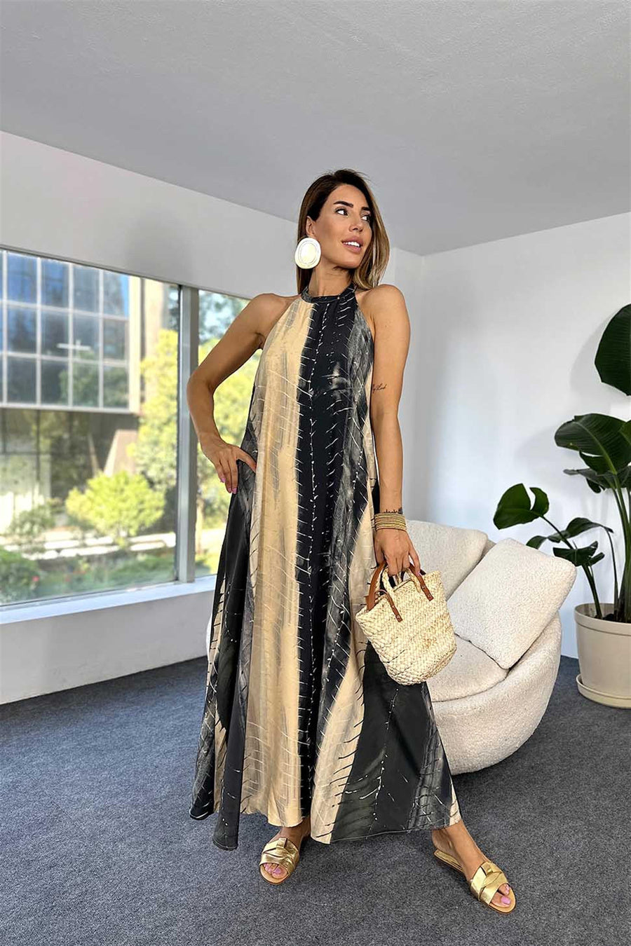 Effortlessly Elegant Dress with a Timeless Design