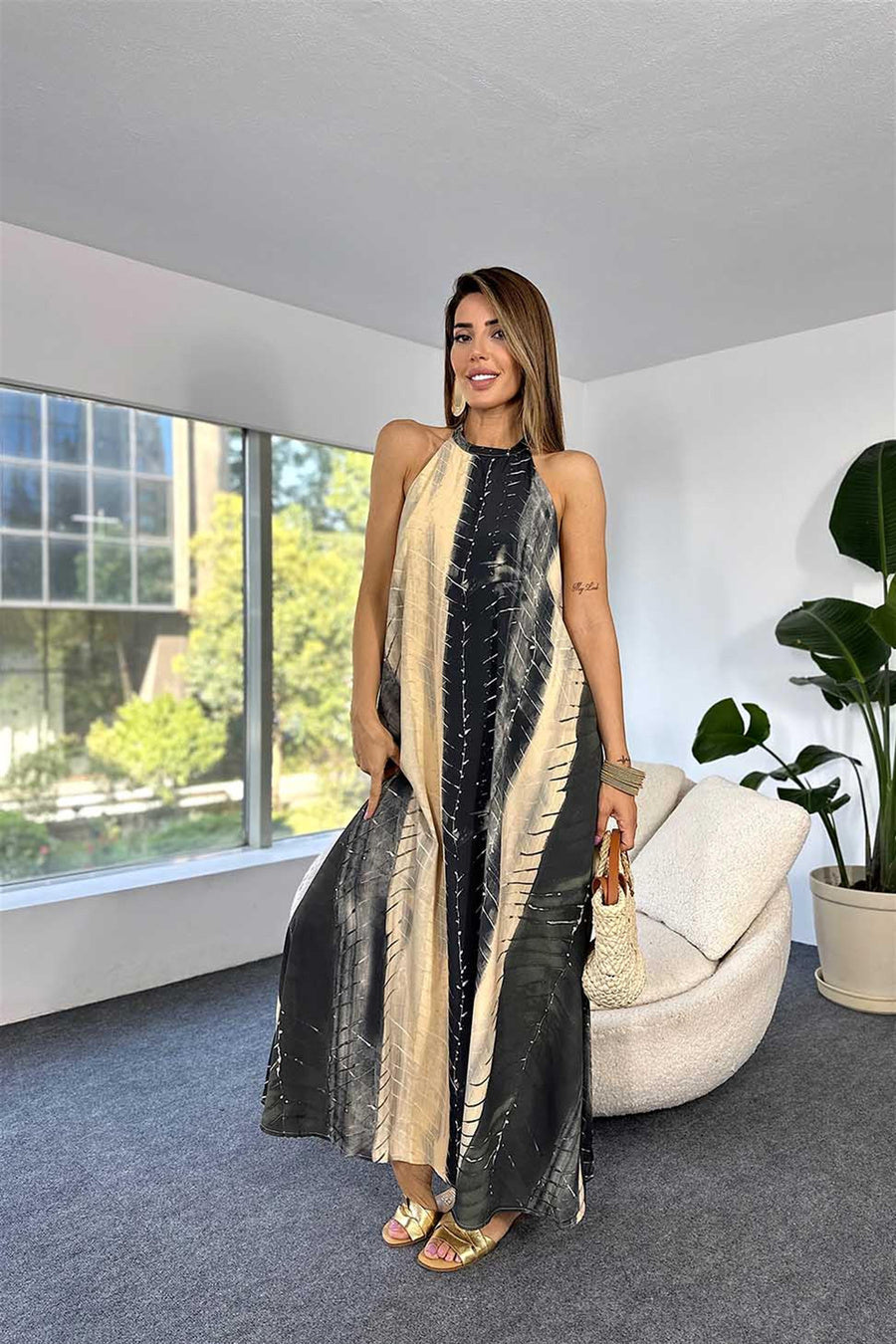 Effortlessly Elegant Dress with a Timeless Design