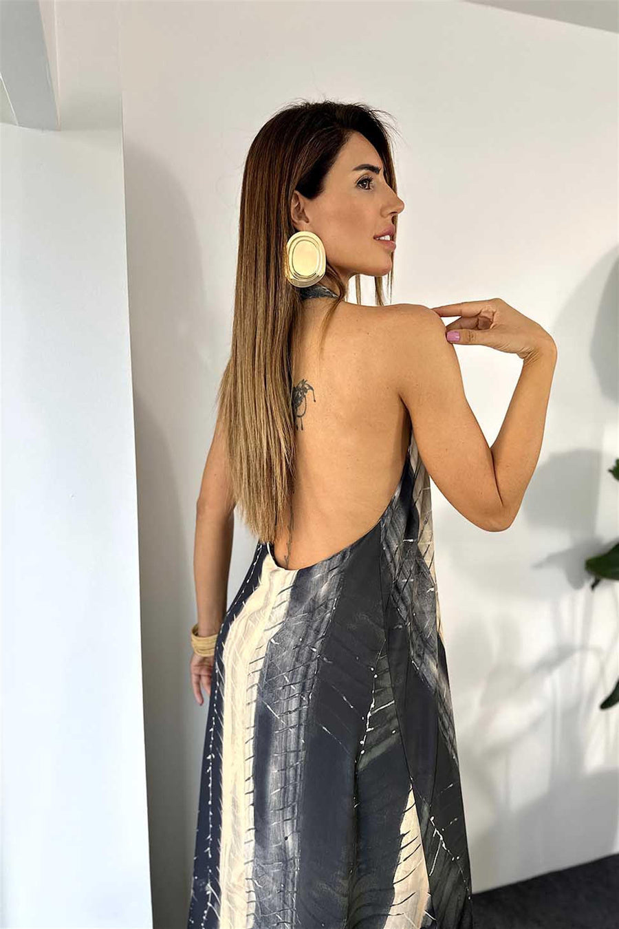Effortlessly Elegant Dress with a Timeless Design
